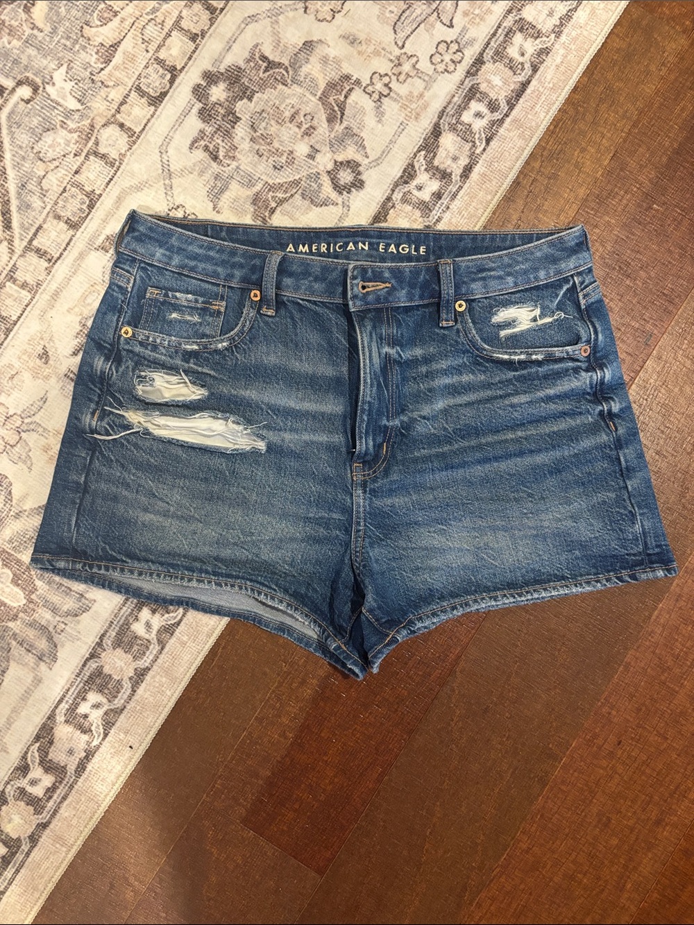 American Eagle mom short